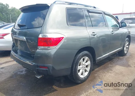 2013 Toyota Highlander Se V6 z USA, uszkodzony, nr VIN 5TDBK3EH3DS180662